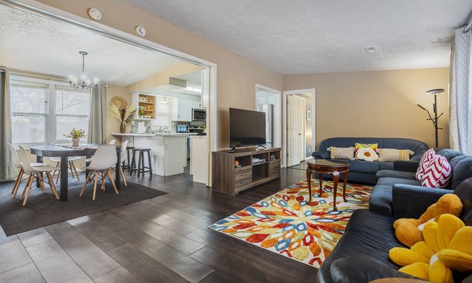 Bowling Green House | Comfy, Convenient, and Charm 3BR Retreat near BGSU