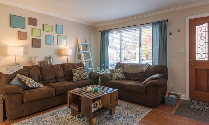 Ferndale House | Comfy, Country Chic Oasis with Backyard Fire Pit