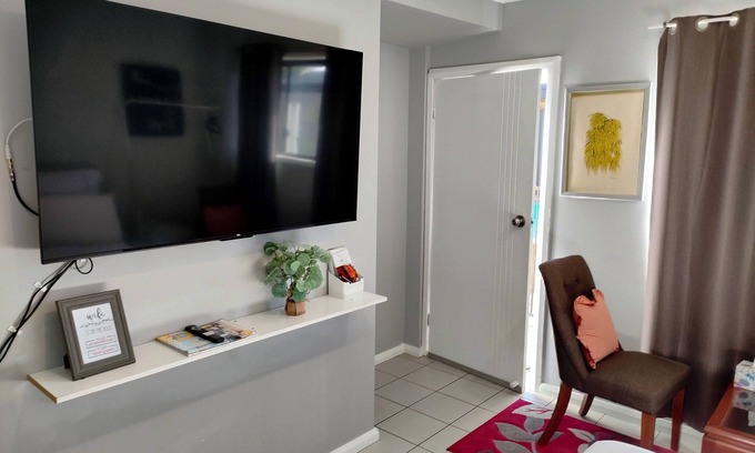 Windsor Ski Chalet | Comfy Ground-floor Ensuite Double Bed Room in welcoming Windsor with WiFi, AC