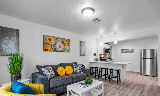 Cedar Crest House | Comfy hidden retreat 4.3 mi to downtown, DAL, DFW