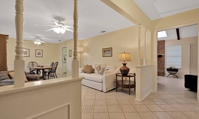 Universal City House | Comfy Home w/Great Accessibility by RedAwning