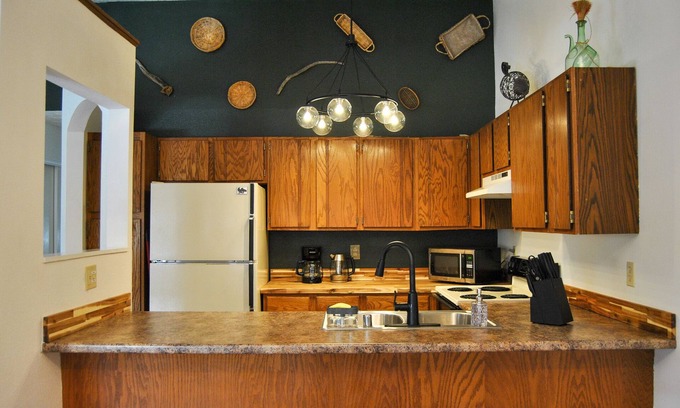 Turnagain House | Comfy Home with Library near Airport & Trails