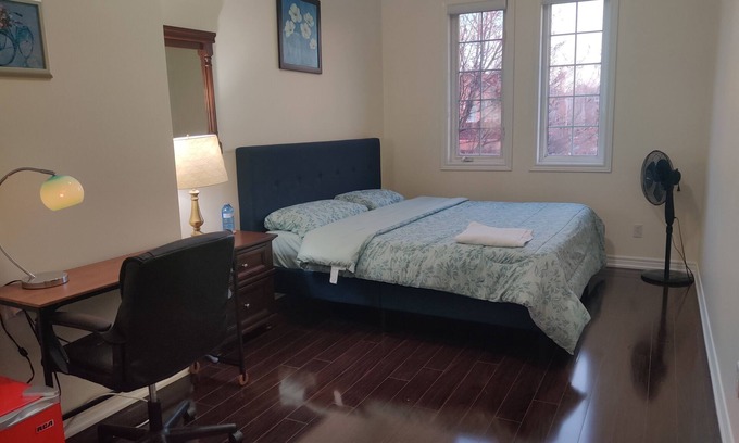 Meadowvale Village House | Comfy King size Bedroom in Mississauga near Toronto Pearson Airport.n