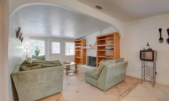 Sacramento House | Comfy “Serene Oasis” 3-bedroom 2-bathroom house in peaceful West Sacramento