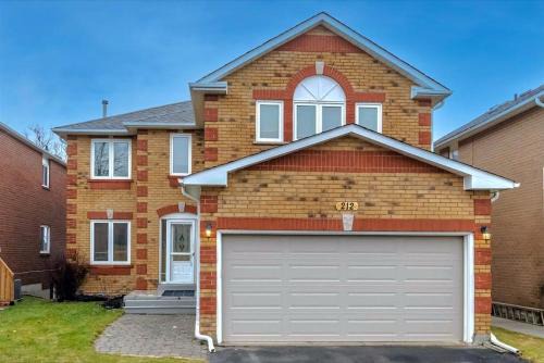 Orangeville House | Comfy & Spacious 4BR Family Home with Free Parking, Laundry, BBQ! 10 Min Walk to Headwaters Hospital, 5 Min Drive to Mount Alverno Luxury Resorts, Ideal for Medical, Vacation or Work Stays!