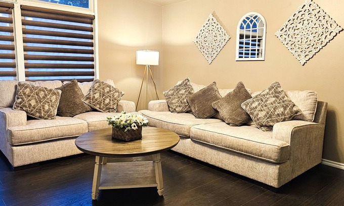 East Lake Hills House | Comfy/Spacious Lake Hills House