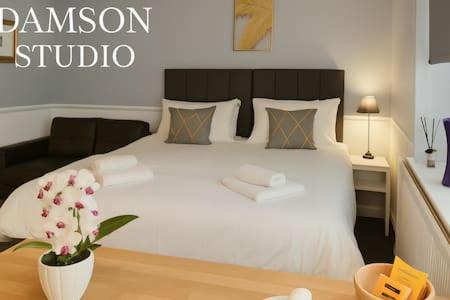 Stoke Bruerne Apartment | Comfy Studio in Canal Country