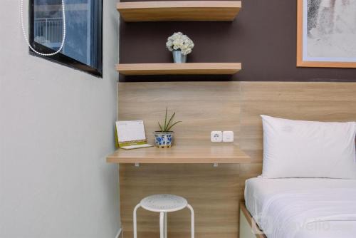 Pondokcina Apartment | Comfy Studio Room at Evenciio Margonda Apartment By Travelio
