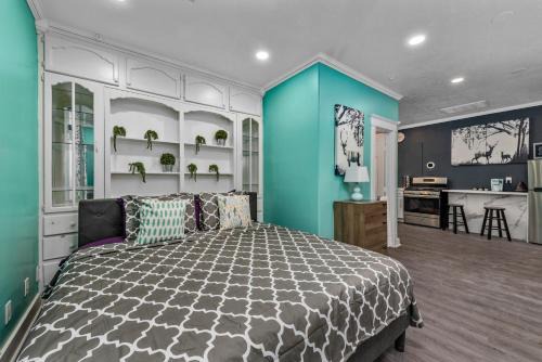 Houston Heights Apartment | Comfy Studio with King Bed & Full Kitchen - Near Attractions