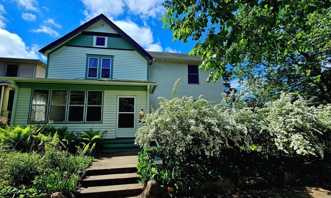 Midway House | Comfy Upper-Level Duplex in Pleasant Saint Paul Como Area