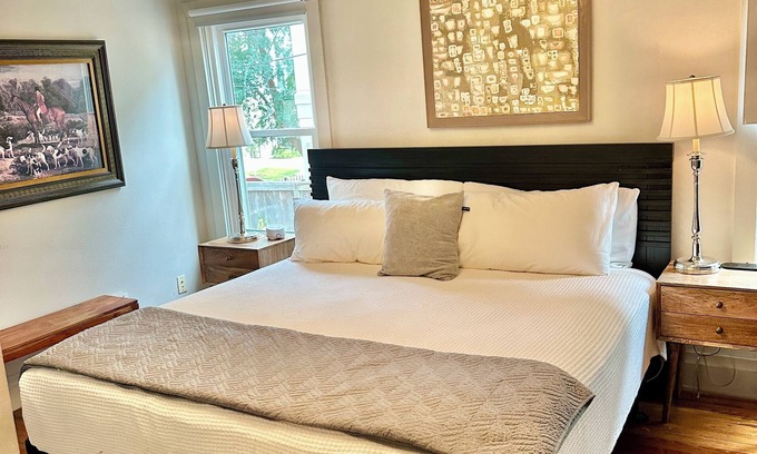 Washington Ave./ Memorial Park House | COMFY URBAN RETREAT, PET FRIENDLY, PRIVATE DRIVEWAY PARKING 30+ nt min✨🌙
