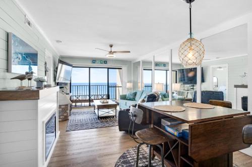 Lower Grand Lagoon House | Commodore 1302 Caspian Rose
