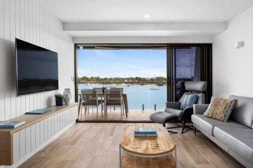 Noosa Heads Apartment | Commodore 5 Modern Waterfront