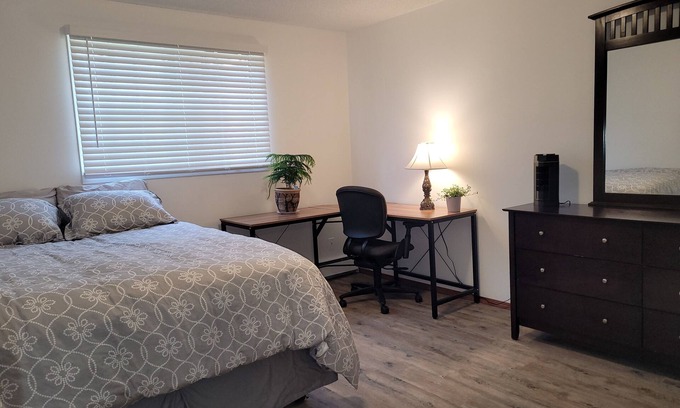 West Edmonton Apartment | ✅️COMMONWEALTH & CLARKE Stadium✅️ROGERS Place ✅️EXPO Centre✅️Free Parking,WiFi✅️