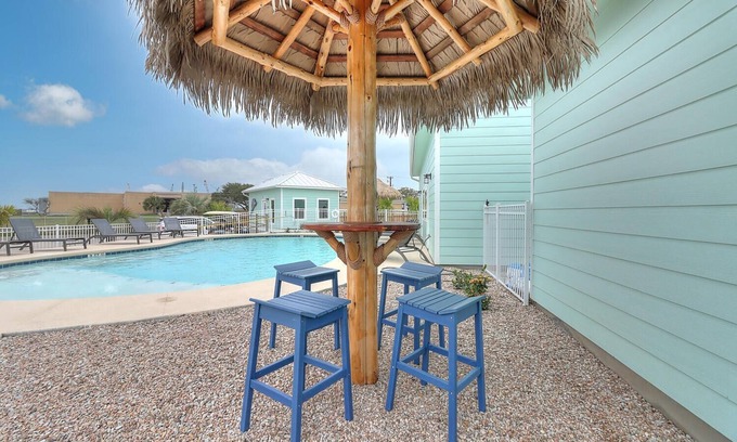 Port Aransas RV Rental | Community Pool, In Town, Dog Park, Fishing, Wifi, Laundry Room, Walking Paths