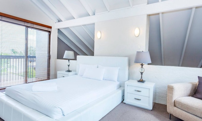 Como Villa | Como Mezzanine Retreat