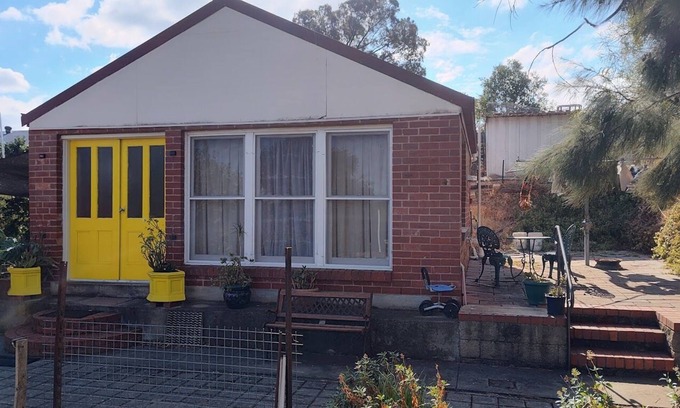 North Bendigo House | Compact Bungalow in a peaceful, serene garden.