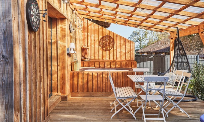 Aixe-sur-Vienne House | Complete gîte for 11 people with jacuzzi, fenced garden and pets allowed.