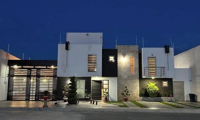 Mineral de la Reforma House | Complete house Paseos de Chavarría 300 M with almost totally roofed spaces.