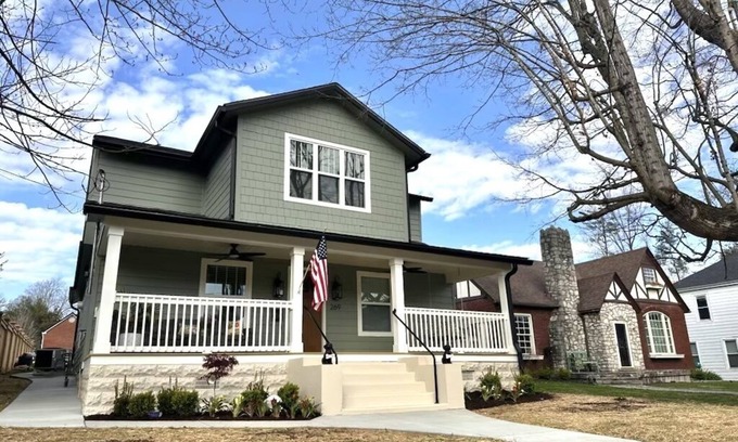 Irvine House | Completely Renovated Home in Walkable Downtown Irvine - Close to Red River Gorge