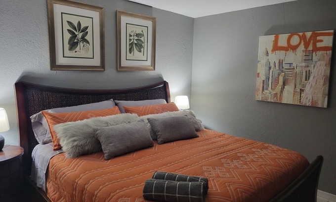 Parkside Apartment | Condo#3. KING SIZE BED, HIGH SPEED INTERNET and FREE PARKING.