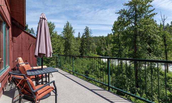 Bigfork Condo | Condo on Swan River in Downtown Bigfork, 45 minutes to Glacier Park - Qwk-wa-tah