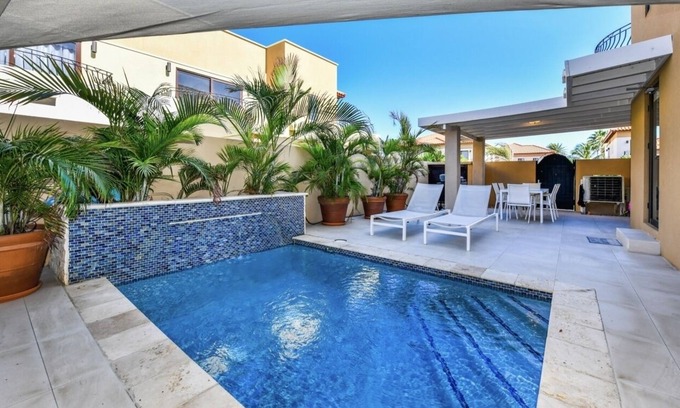 Gold Coast Condo | Condo. Private pool. 2 minutes to beaches by car