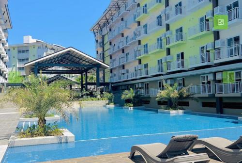 Mactan Export Processing Zone Apartment | Condo unit near Mactan Airport with Pool, Gym, Free WiFi, and Netflix
