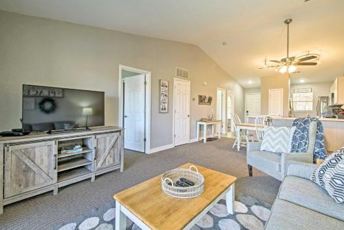 Table Rock Apartment | Condo with Pool Access 3 Mi to Branson Strip!