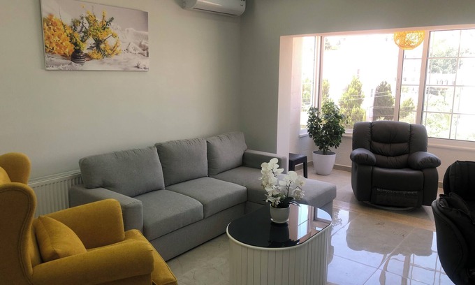 Suwailih Condo | condo with WiFi, AC near the Royal Palace, in the Royal Hills area of Al hummer