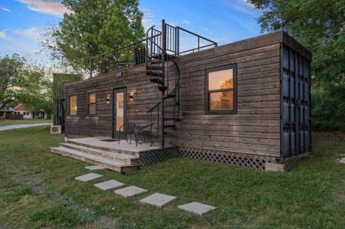 Waco House | Container home with rooftop views and pickleball-Pecan Grove