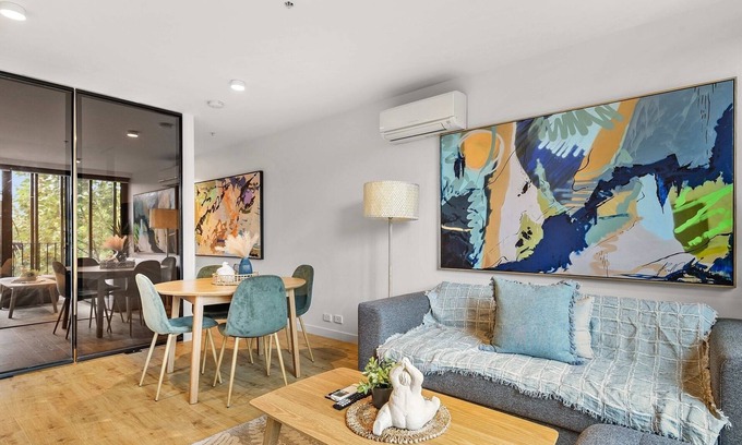 Saint Kilda South Apartment | Contemporary 1-Bed in the Heart of St Kilda