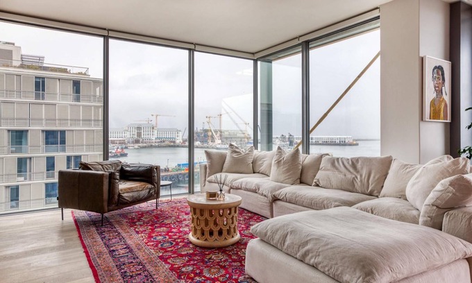 Silo District Apartment | Contemporary 2-Bed Apartment with Study & Harbour