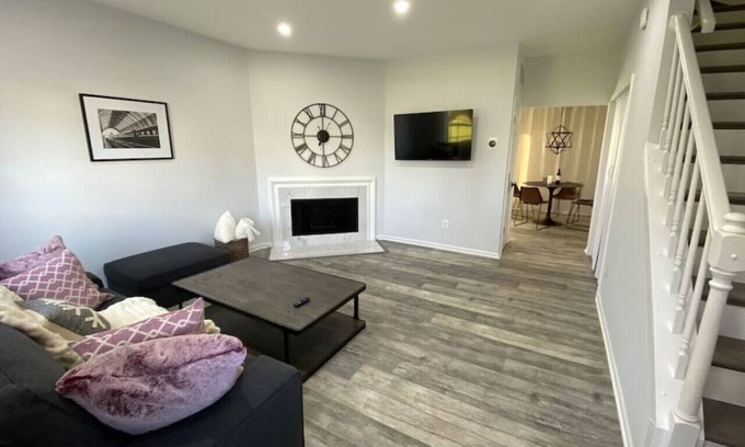 Herndon House | Contemporary 2 BEDR, 2 LVL Home, Designer Kitchen, Office + 1 Gig Internet Speed ⚡