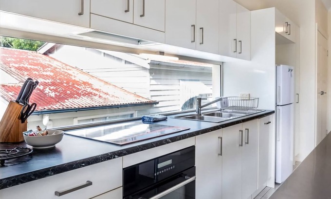 Ashgrove Apartment | Contemporary 2BR Escape Upper Level Sanctuary