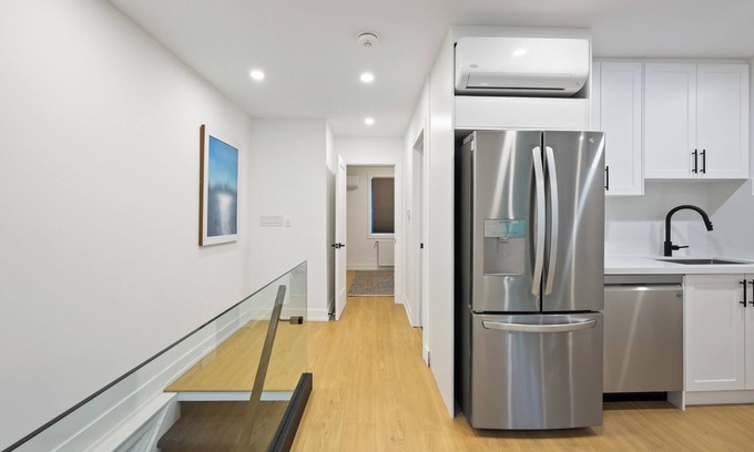 Midtown Toronto Apartment | Contemporary 3 Bedroom Apt in Midtown Toronto