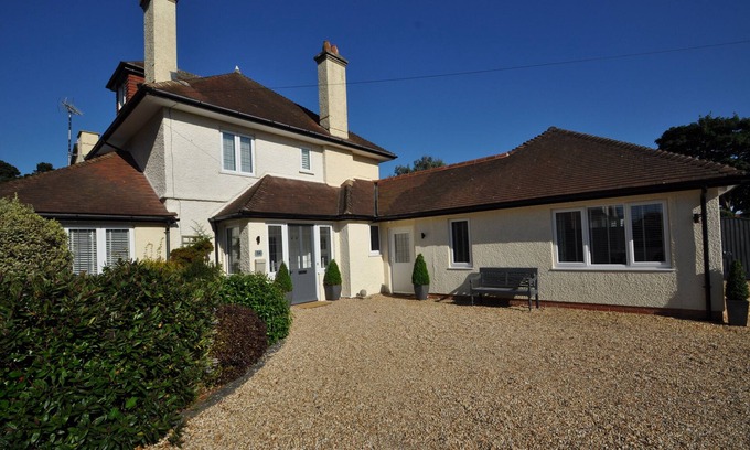 Southbourne Apartment | Contemporary Apartment with Garden 5 Minutes to the Beach