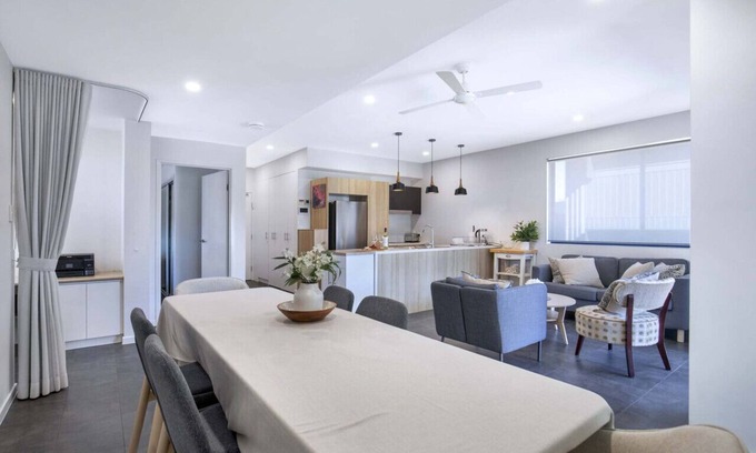 Kangaroo Point Apartment | Contemporary Apt, Premium Local, WiFi, Wine, Cafes