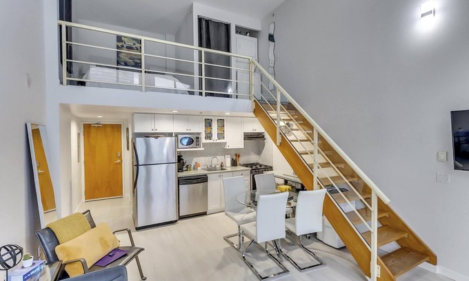 Downtown Vancouver Condo | Contemporary DT Vancouver Loft In The Heart Of The City. Parking included