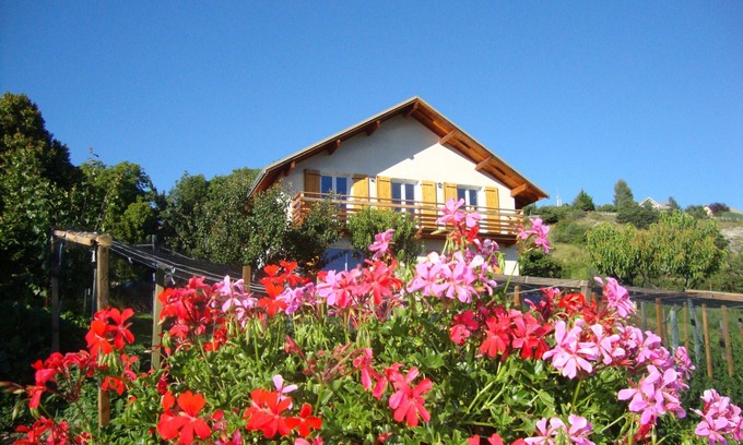 Le Sauze-du-Lac Apartment | contemporary gite between Ubaye and Durance overlooking the Serre Ponçon lake