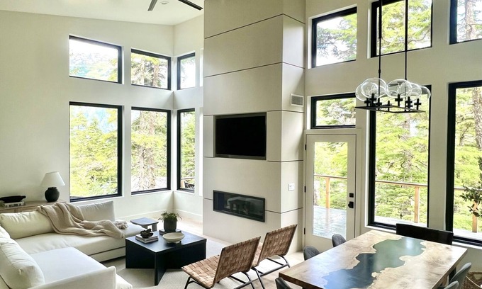 Alyeska House | Contemporary Girdwood Retreat w/Open Concept Living