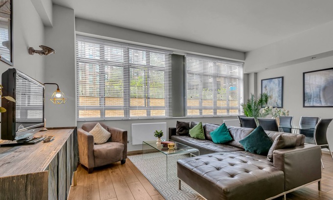 Bunhill Apartment | Contemporary One Bedroom Apartment in City Road, London by MySquare