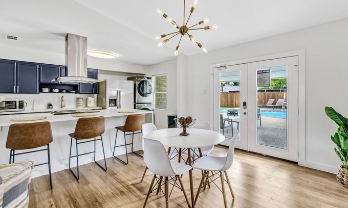 Plano House | Contemporary Plano Home 4 BR/6 Bed/2 BA. STR-1207-006