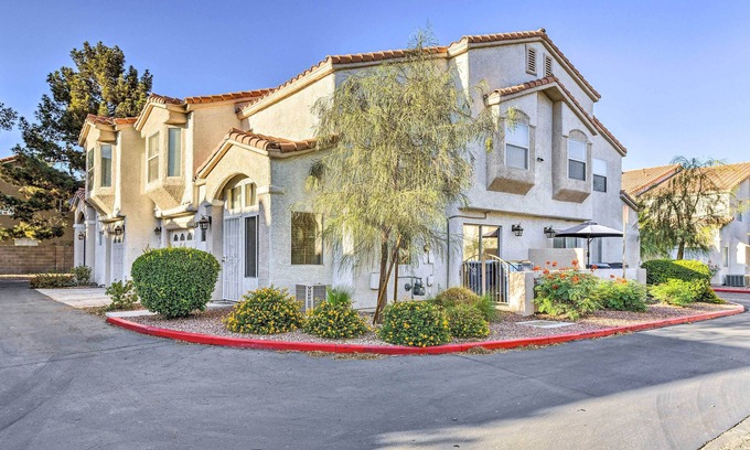 Las Vegas House | Contemporary Vegas Townhome w/Community Pool