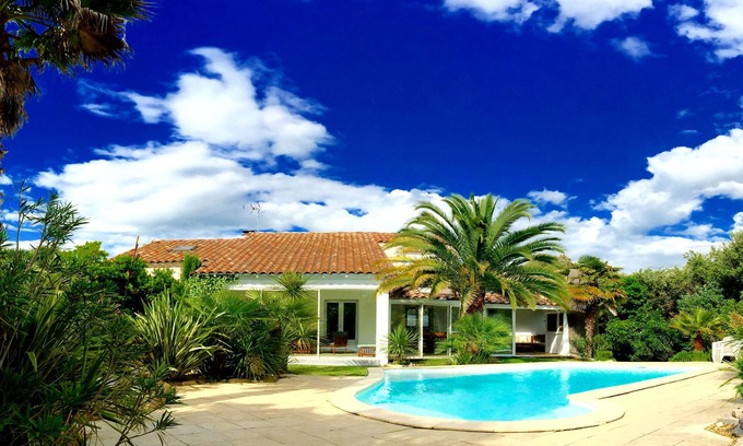 Sussargues Villa | Contemporary villa (16 people) with swimming pool, tropical garden in the woods