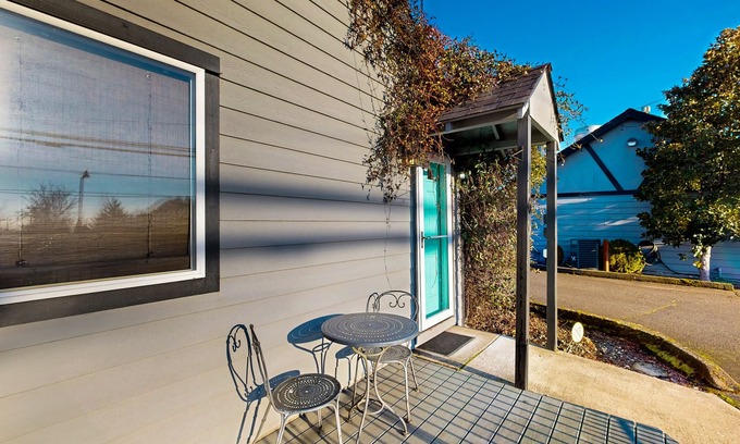 Dundee Cottage | Contemporary wine country cottage with deck in the heart of Dundee