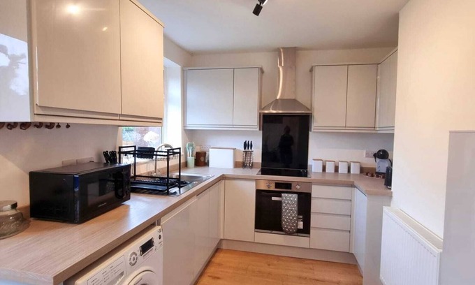 Ringway House | Contractors Relocators City Workers Airport Staff - Hug Discount