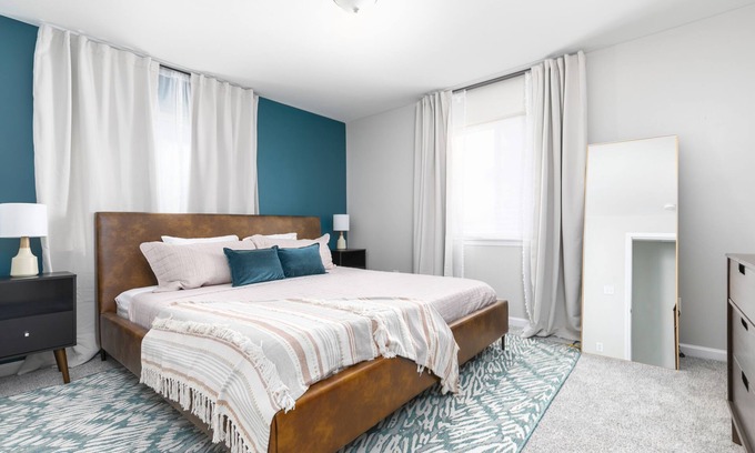 Crestline Heights House | Convenient| Business and Family Friendly Home