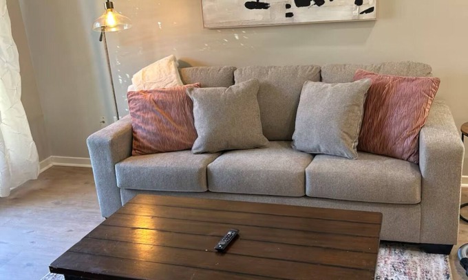 Ridgeland House | Convenient & Renovated 2BD/2BA house near Reservoir, Fenced Backyard, King Bed