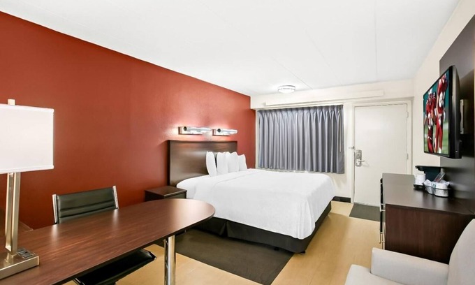 Linthicum Heights House | Convenient Room Near BWI – Free Shuttle Service and Cable TV